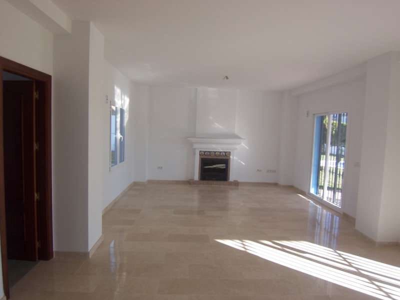 4 bedroom Villa for sale in Marbella with pool - € 1,200,000 (Ref: 10001617)