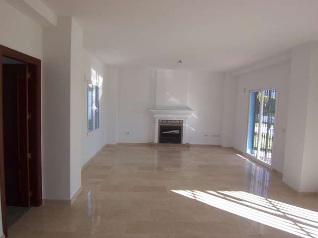 4 bedroom Villa for sale in Marbella with pool - € 1,200,000 (Ref: 10001617)