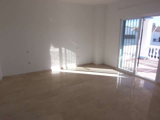 4 bedroom Villa for sale in Marbella with pool - € 1,200,000 (Ref: 10001617)