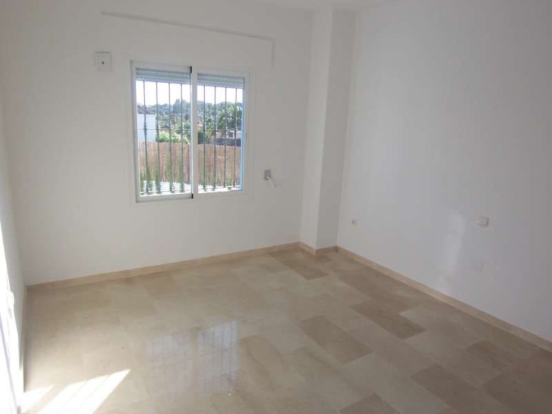 4 bedroom Villa for sale in Marbella with pool - € 1,200,000 (Ref: 10001617)