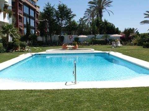 2 chambre Appartement à vendre à Puerto Banus avec piscine garage - 1 200 000 € (Ref: 10001622)