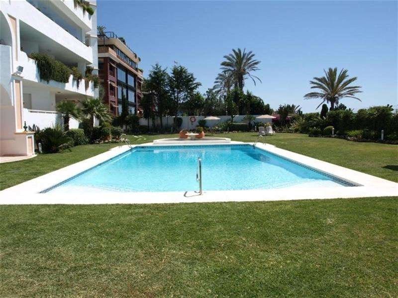 2 chambre Appartement à vendre à Puerto Banus avec piscine garage - 1 200 000 € (Ref: 10001622)