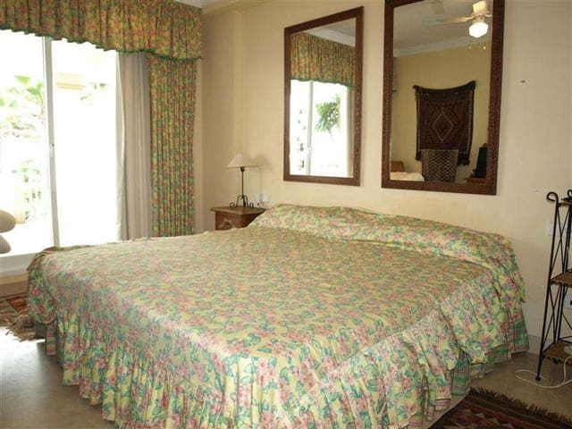 2 chambre Appartement à vendre à Puerto Banus, Marbella avec piscine garage - 1 200 000 € (Ref: 10001622)