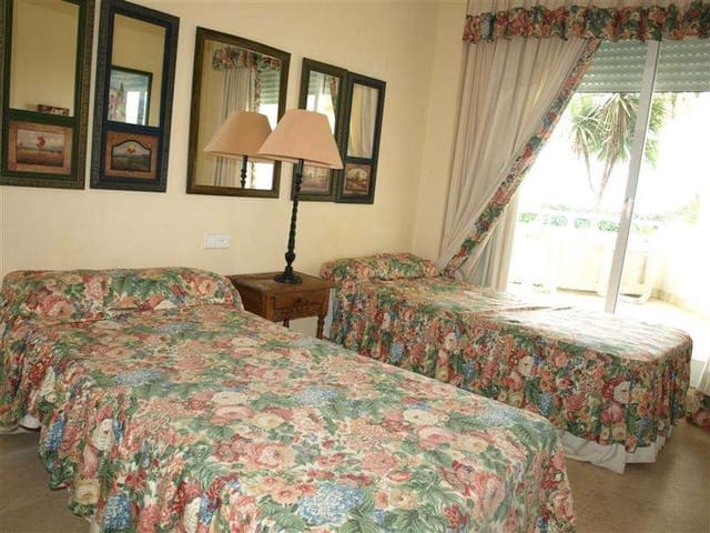 2 chambre Appartement à vendre à Puerto Banus, Marbella avec piscine garage - 1 200 000 € (Ref: 10001622)