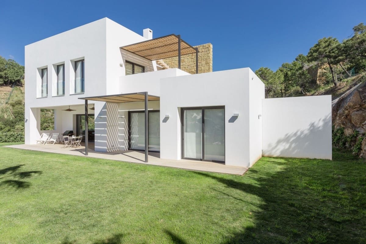 5 bedroom Villa for sale in Benahavis with pool garage - € 2,795,000 (Ref: 10001624)
