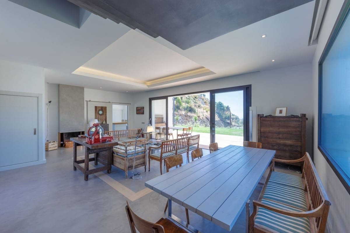 5 bedroom Villa for sale in Benahavis with pool garage - € 2,795,000 (Ref: 10001624)