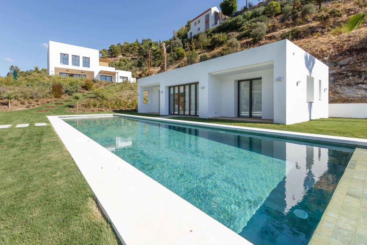5 bedroom Villa for sale in Benahavis with pool garage - € 2,795,000 (Ref: 10001624)