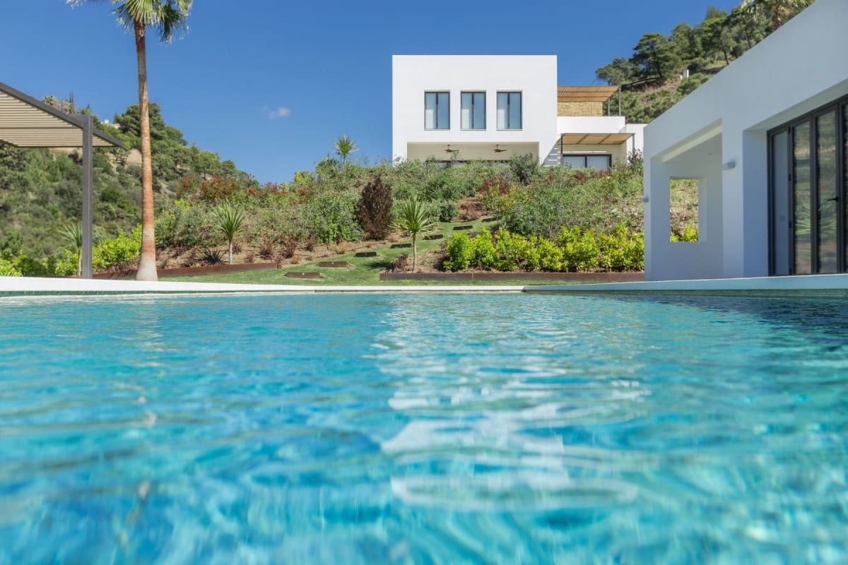 5 bedroom Villa for sale in Benahavis with pool garage - € 2,795,000 (Ref: 10001624)