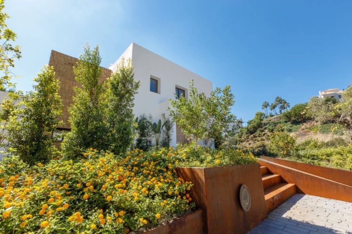 5 bedroom Villa for sale in Benahavis with pool garage - € 2,795,000 (Ref: 10001624)