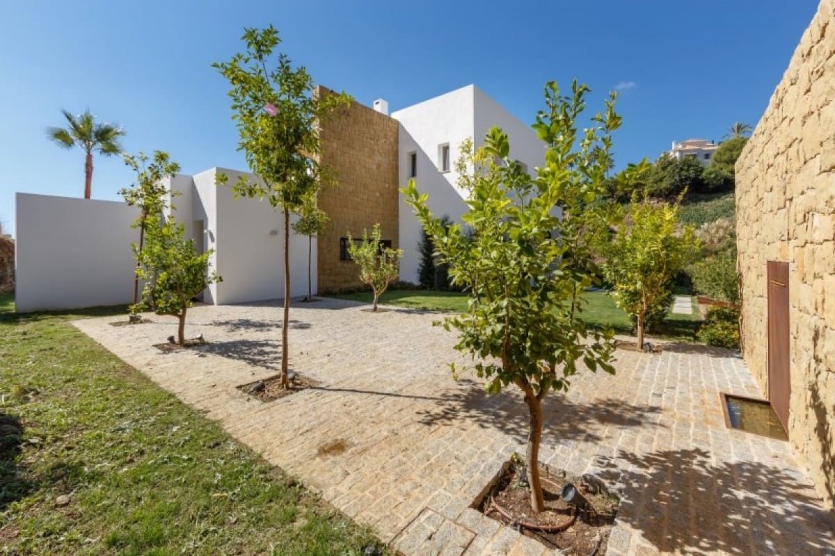 5 bedroom Villa for sale in Benahavis with pool garage - € 2,795,000 (Ref: 10001624)