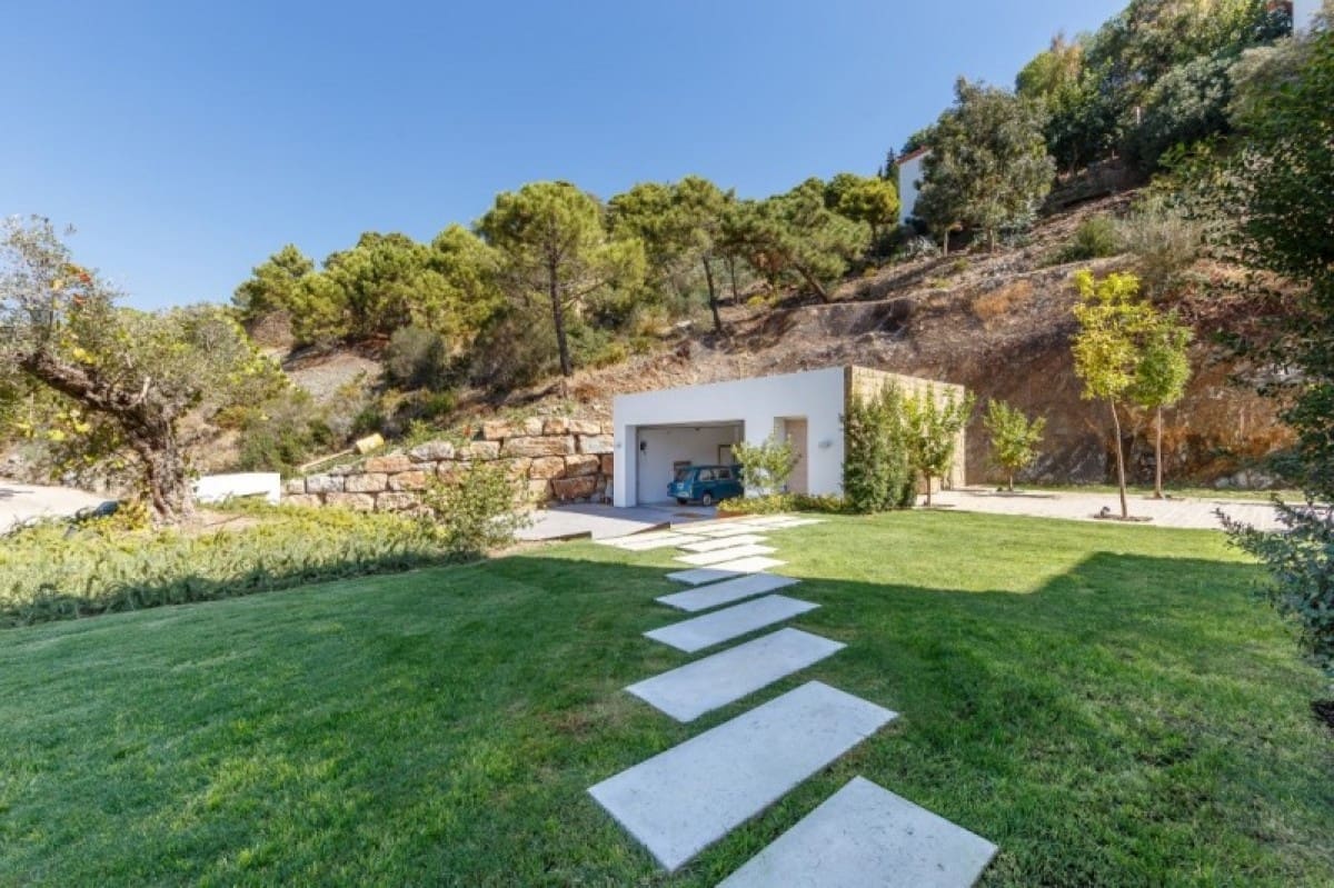 5 bedroom Villa for sale in Benahavis with pool garage - € 2,795,000 (Ref: 10001624)