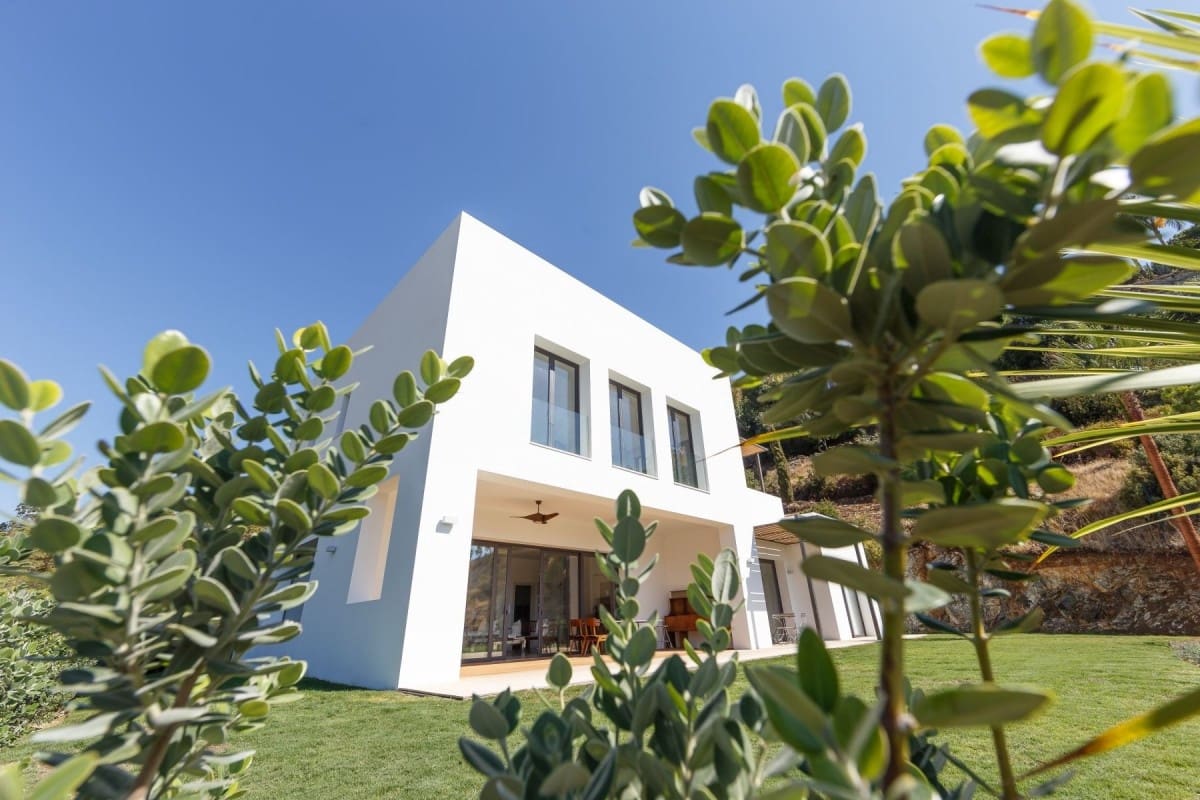 5 bedroom Villa for sale in Benahavis with pool garage - € 2,795,000 (Ref: 10001624)