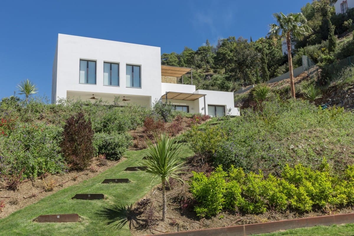 5 bedroom Villa for sale in Benahavis with pool garage - € 2,795,000 (Ref: 10001624)