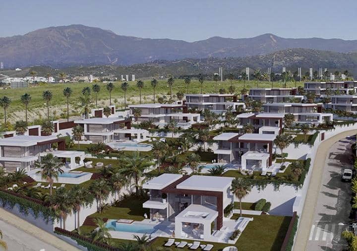 Chalet de 4 habitaciones en Estepona en venta con piscina garaje - 1.075.000 € (Ref: 10001630)