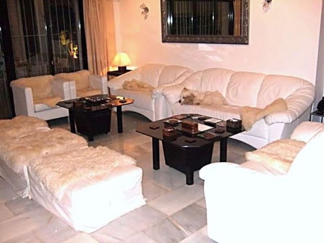 10 soveværelse Villa til salg i Marbella med swimmingpool - € 1.350.000 (Ref: 10001636)