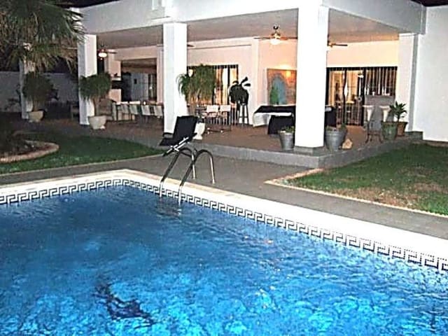 10 soveværelse Villa til salg i Marbella med swimmingpool - € 1.350.000 (Ref: 10001636)