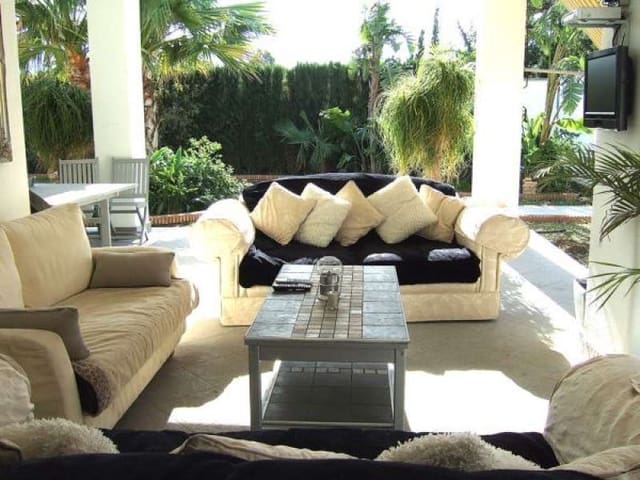10 soveværelse Villa til salg i Marbella med swimmingpool - € 1.350.000 (Ref: 10001636)