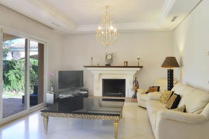 4 sovrum Villa till salu i Marbella med pool garage - 1 575 000 € (Ref: 10001653)
