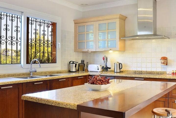 4 sovrum Villa till salu i Marbella med pool garage - 1 575 000 € (Ref: 10001653)