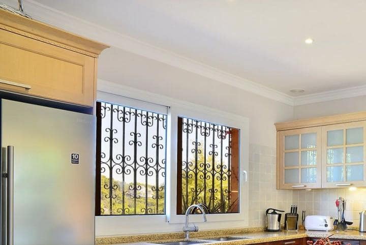 4 sovrum Villa till salu i Marbella med pool garage - 1 575 000 € (Ref: 10001653)