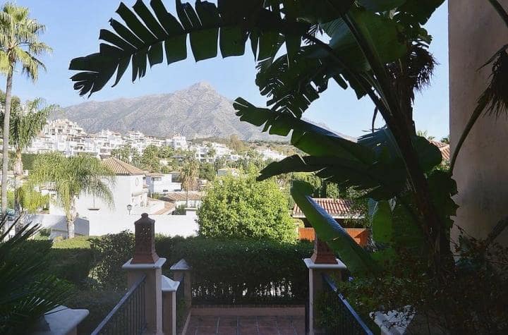 4 sovrum Villa till salu i Marbella med pool garage - 1 575 000 € (Ref: 10001653)