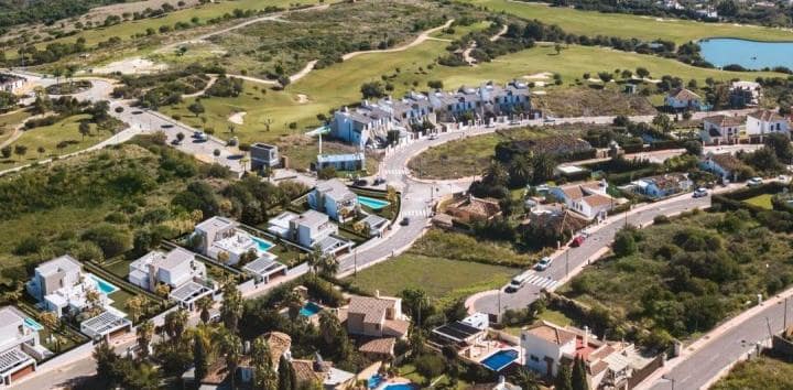 4 bedroom Villa for sale in New Golden Mile with pool garage - € 1,395,000 (Ref: 10001664)