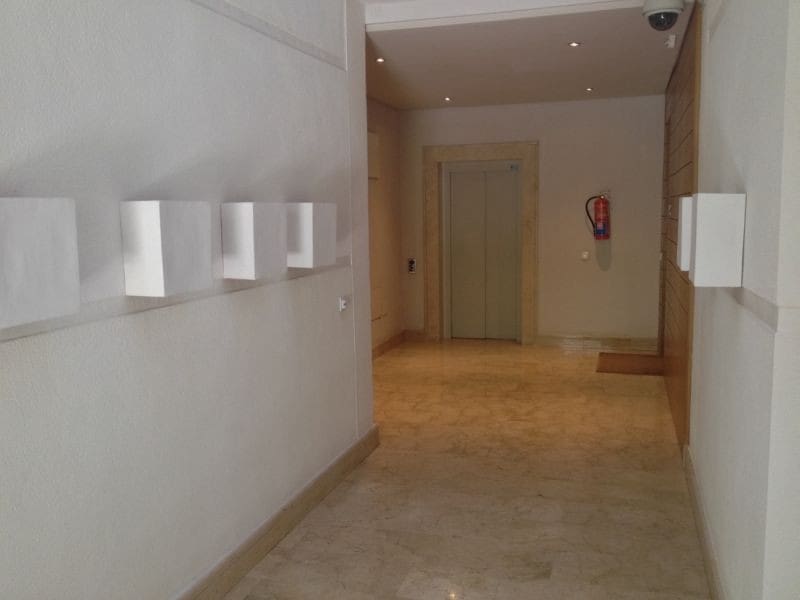 3 sypialnia Apartament na sprzedaż w Marbella z basenem garażem - 930 000 € (Ref: 10001672)