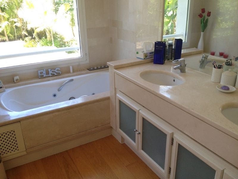 3 sypialnia Apartament na sprzedaż w Marbella z basenem garażem - 930 000 € (Ref: 10001672)