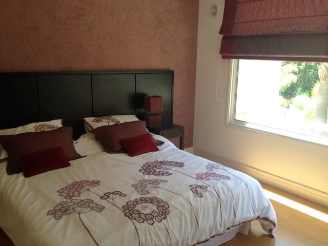 3 sypialnia Apartament na sprzedaż w Marbella z basenem garażem - 930 000 € (Ref: 10001672)