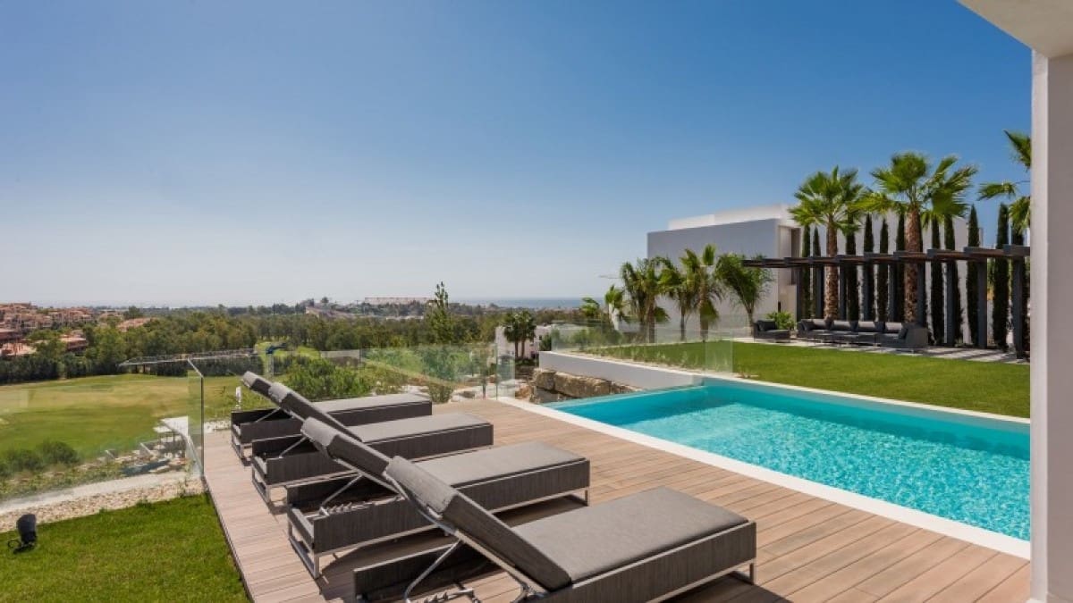 5 bedroom Villa for sale in Benahavis with pool garage - € 3,450,000 (Ref: 10001673)