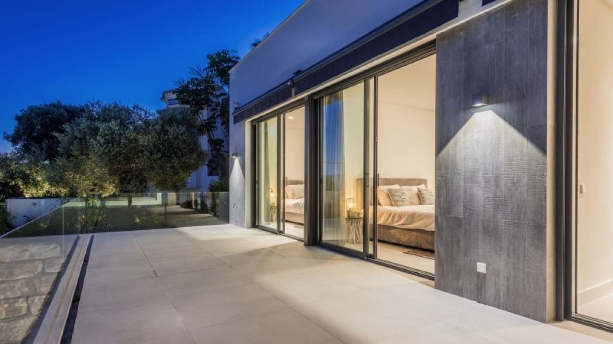 5 bedroom Villa for sale in Benahavis with pool garage - € 3,450,000 (Ref: 10001673)