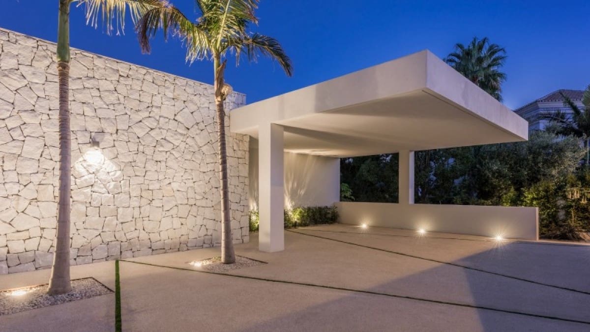 5 bedroom Villa for sale in Benahavis with pool garage - € 3,450,000 (Ref: 10001673)
