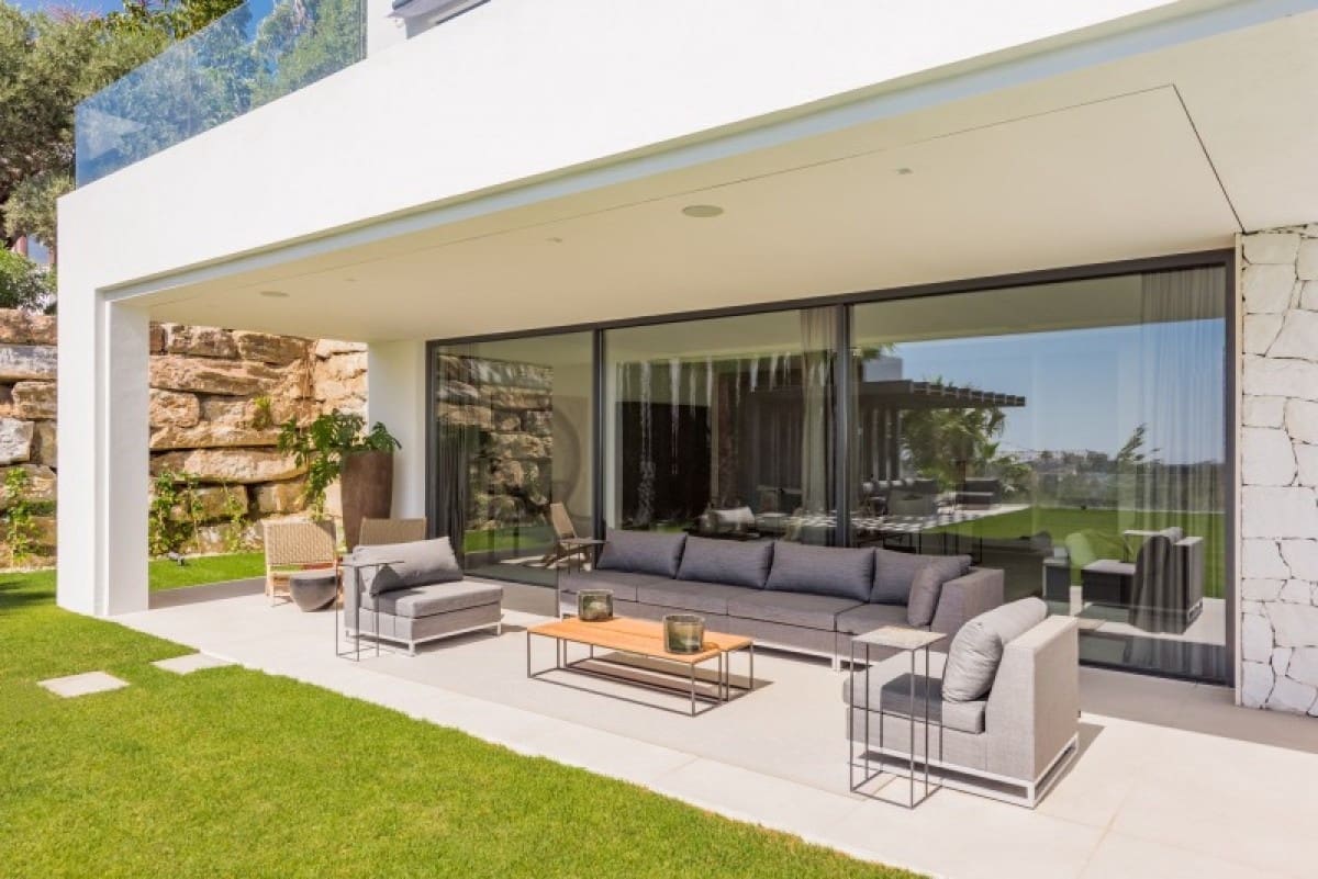 5 bedroom Villa for sale in Benahavis with pool garage - € 3,450,000 (Ref: 10001673)