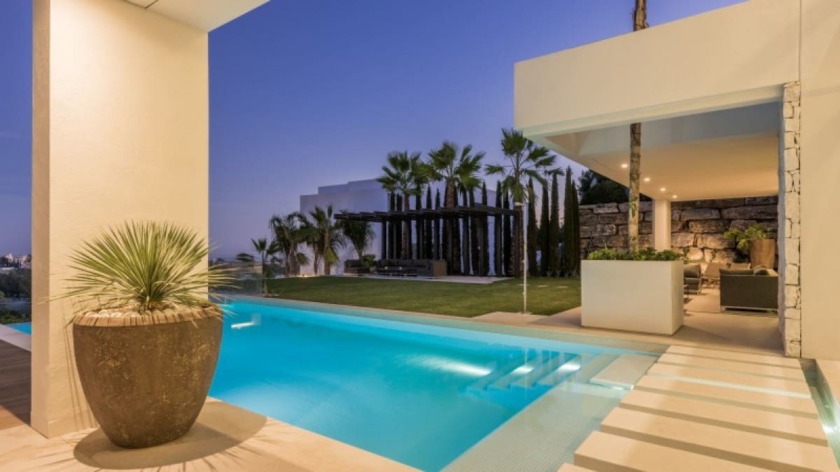 5 bedroom Villa for sale in Benahavis with pool garage - € 3,450,000 (Ref: 10001673)