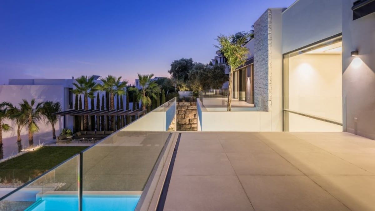 5 bedroom Villa for sale in Benahavis with pool garage - € 3,450,000 (Ref: 10001673)