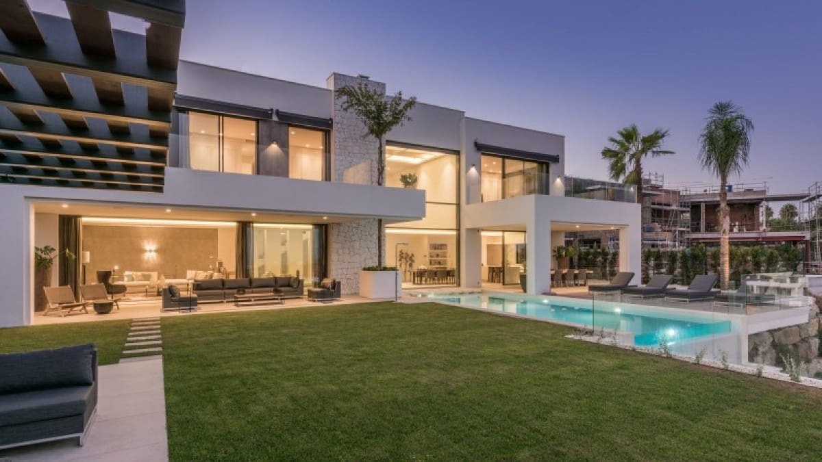 5 bedroom Villa for sale in Benahavis with pool garage - € 3,450,000 (Ref: 10001673)
