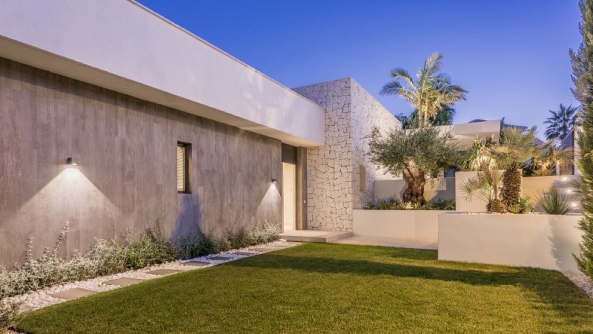 5 bedroom Villa for sale in Benahavis with pool garage - € 3,450,000 (Ref: 10001673)