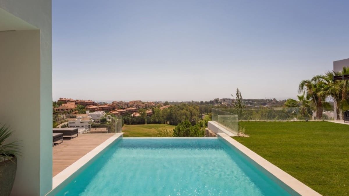 5 bedroom Villa for sale in Benahavis with pool garage - € 3,450,000 (Ref: 10001673)