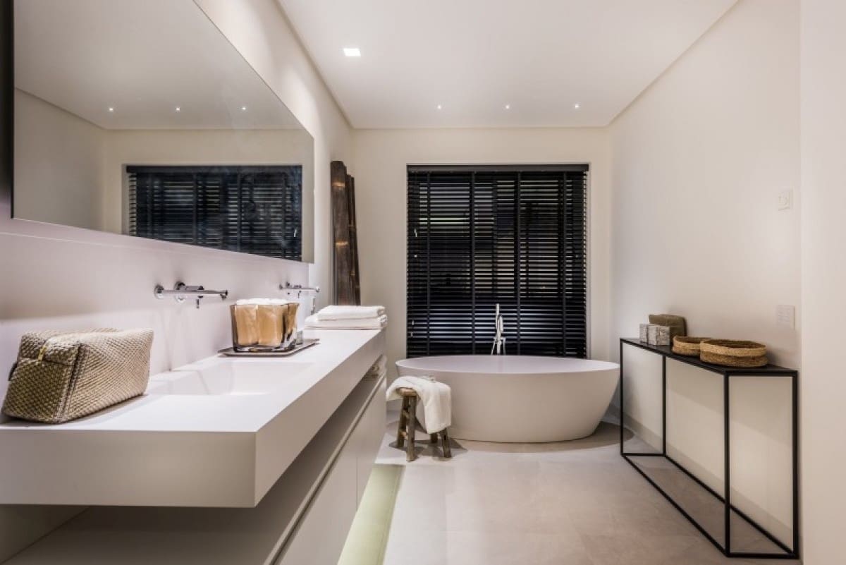 5 bedroom Villa for sale in Benahavis with pool garage - € 3,450,000 (Ref: 10001673)