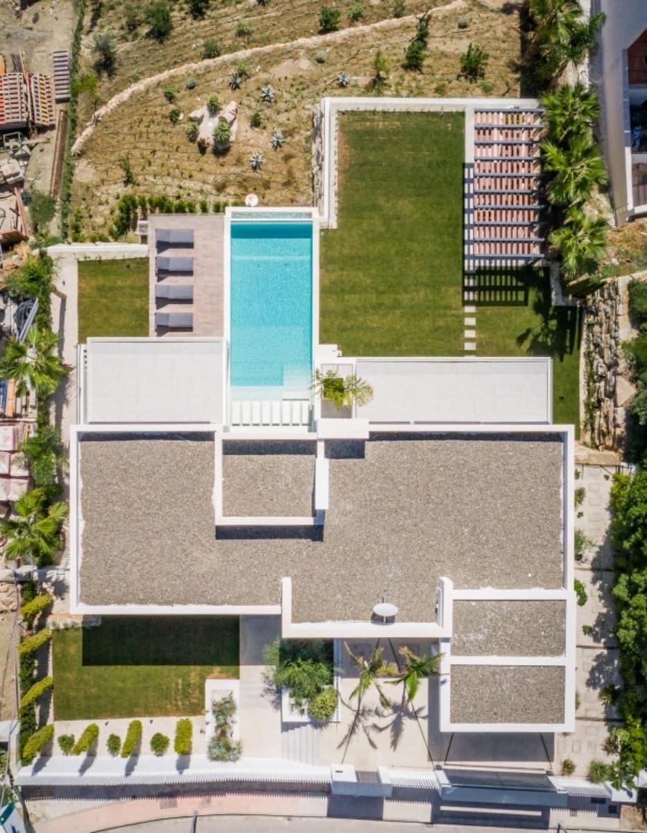 5 bedroom Villa for sale in Benahavis with pool garage - € 3,450,000 (Ref: 10001673)