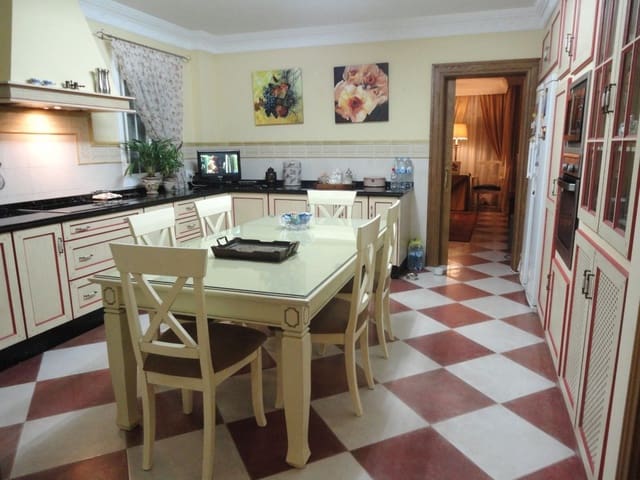 4 soverom Villa til salgs i Estepona med svømmebasseng garasje - € 2 750 000 (Ref: 10001678)