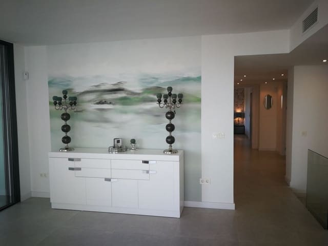 5 bedroom Villa for sale in Marbella with pool garage - € 1,795,000 (Ref: 10001681)