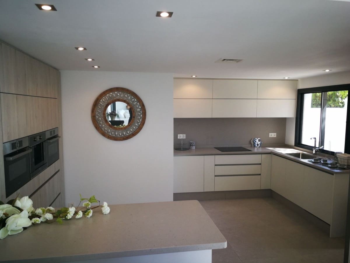 5 bedroom Villa for sale in Marbella with pool garage - € 1,795,000 (Ref: 10001681)