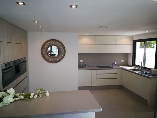 5 bedroom Villa for sale in Marbella with pool garage - € 1,795,000 (Ref: 10001681)