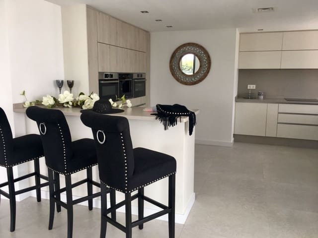 5 bedroom Villa for sale in Marbella with pool garage - € 1,795,000 (Ref: 10001681)