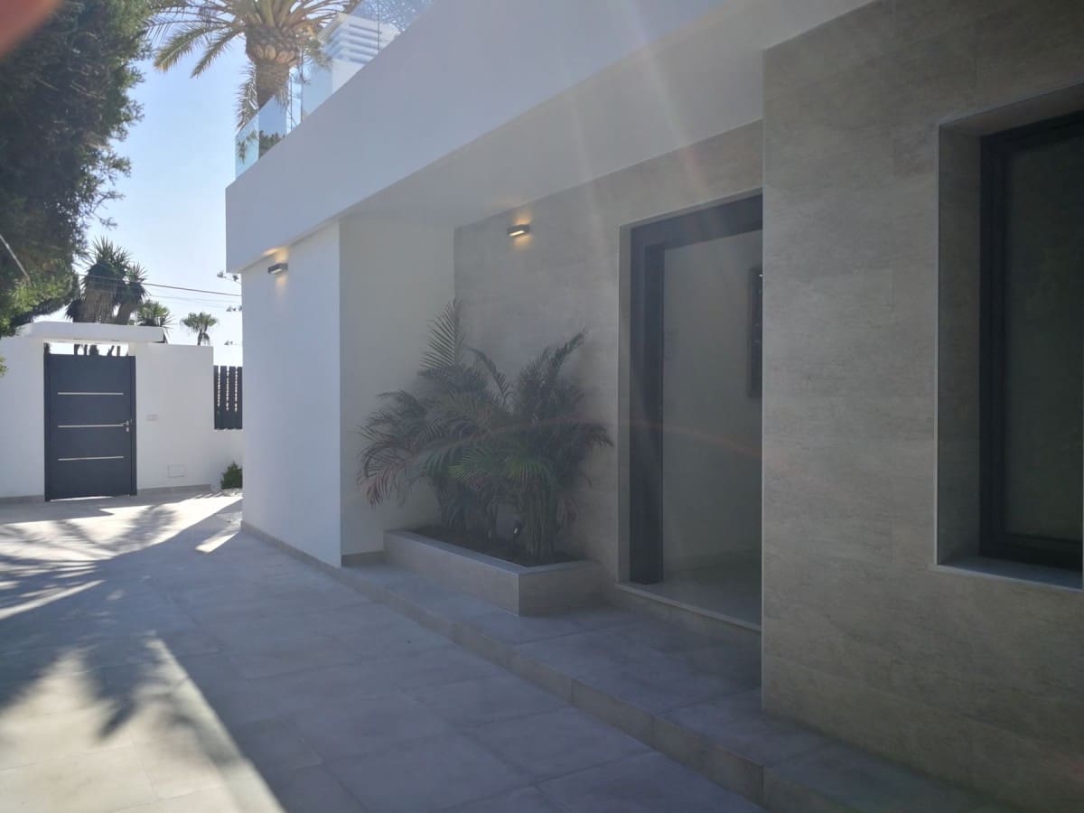 5 bedroom Villa for sale in Marbella with pool garage - € 1,795,000 (Ref: 10001681)
