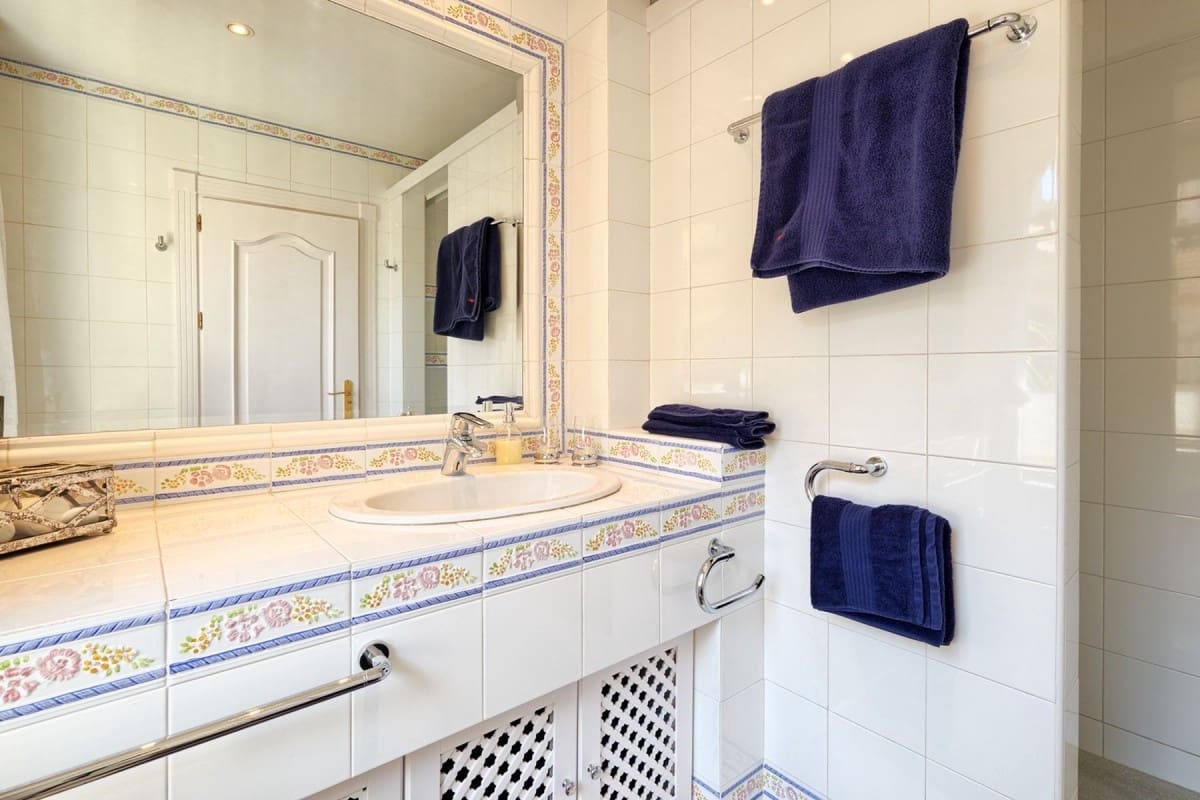 7 sypialnia Willa na sprzedaż w Marbella z basenem garażem - 3 850 000 € (Ref: 10001684)
