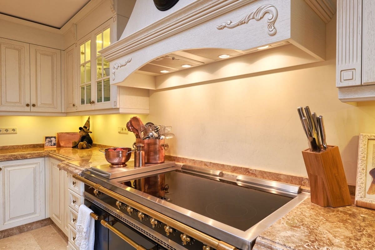 7 sypialnia Willa na sprzedaż w Marbella z basenem garażem - 3 850 000 € (Ref: 10001684)