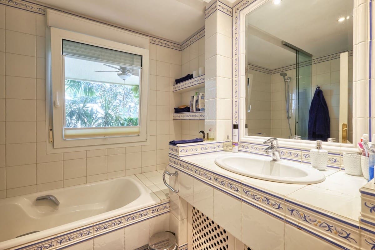7 sypialnia Willa na sprzedaż w Marbella z basenem garażem - 3 850 000 € (Ref: 10001684)