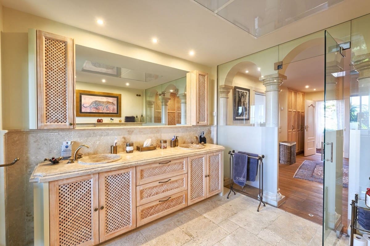 7 sypialnia Willa na sprzedaż w Marbella z basenem garażem - 3 850 000 € (Ref: 10001684)